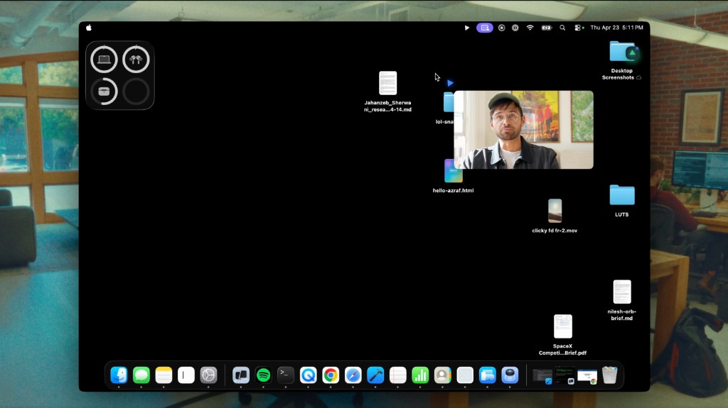 Macのデスクトップに表示されたClickyのスクリーンショット(カーソル横に常駐)